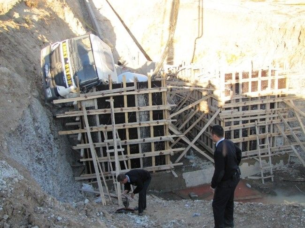 Kütahya\'da Beton Mikseri Devrildi: 1 Ölü