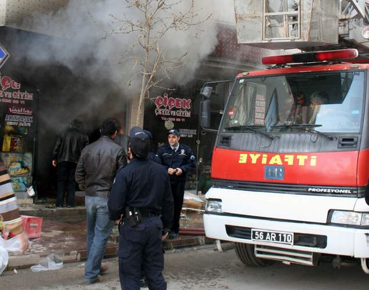 Markette Çıkan Yangın Maddi Hasara Neden Oldu