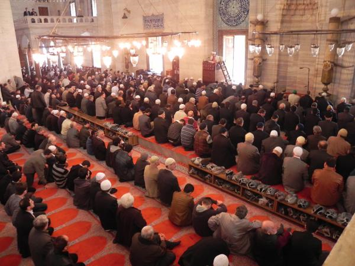 Memurlar İçin Cuma Günü Ezanına \'İleri Saat Ayarı\'