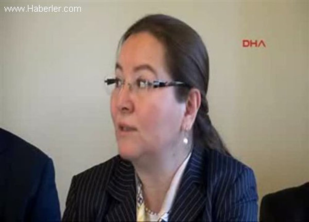 MHP\'li Ruhsar Demirel Millet Uzaya Gidiyor, Biz Kadınları Giysileriyle Tanımlamaya Çalışıyoruz