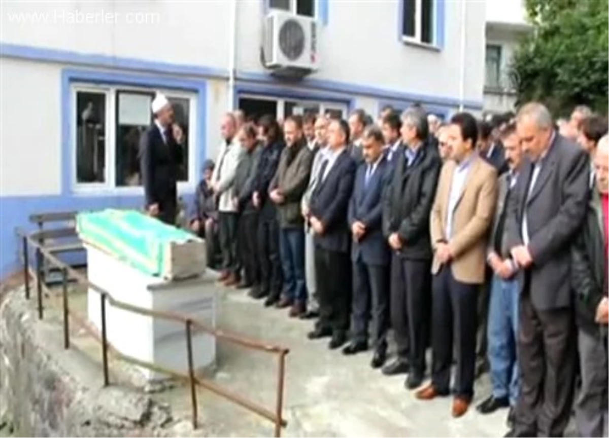 Milli Savunma Bakanı Yılmaz Tirebolu\'da cenazeye katıldı