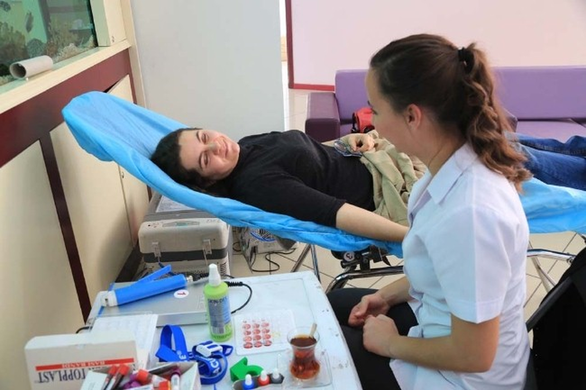 Müdür Eşinden Kan Bağışına Anlamlı Destek