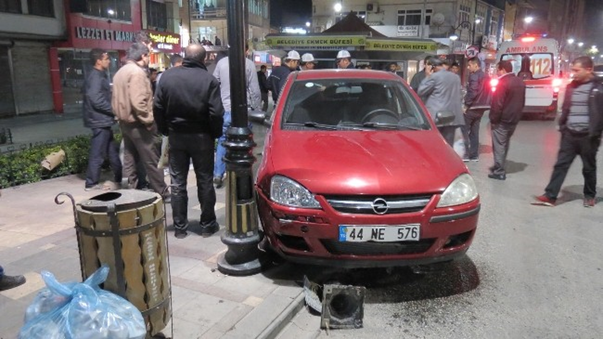 Malatya\'da Otomobil Yayalara Çarptı: 2 Yaralı