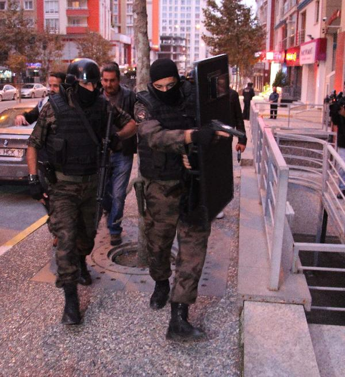 İstanbul\'da Özel Harekatlı Şafak Baskını