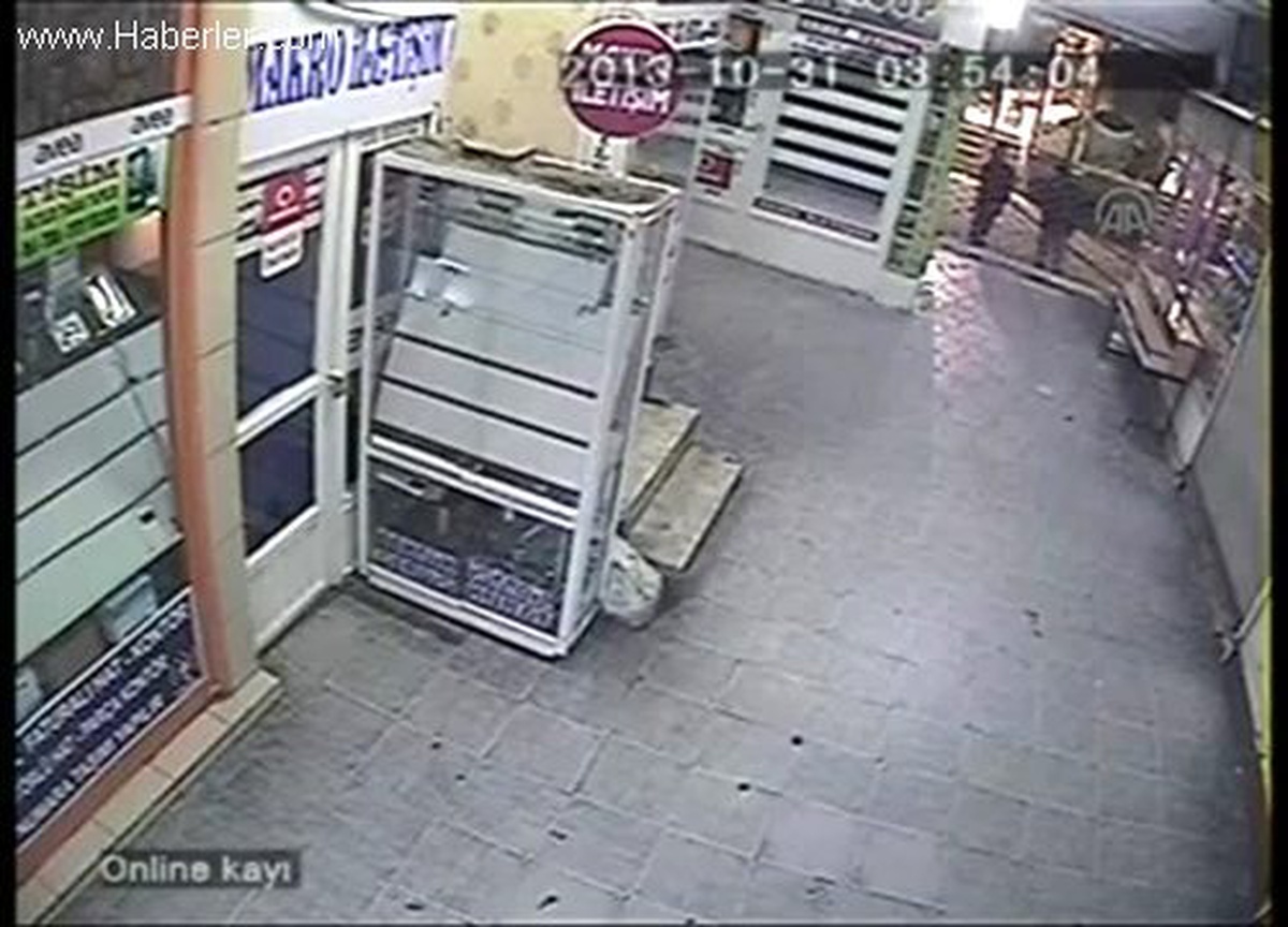 Pasajdaki hırsızlık güvenlik kamerasında