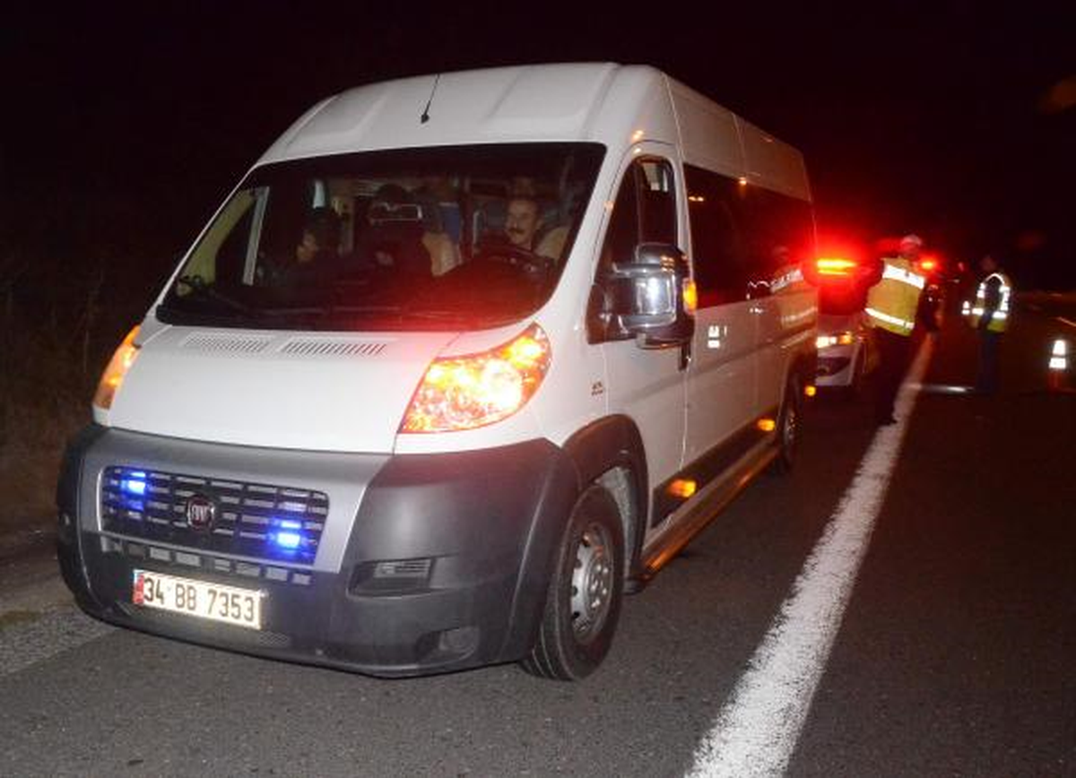 Polis Çakarlı Minibüste 28 Kaçak Yakalandı
