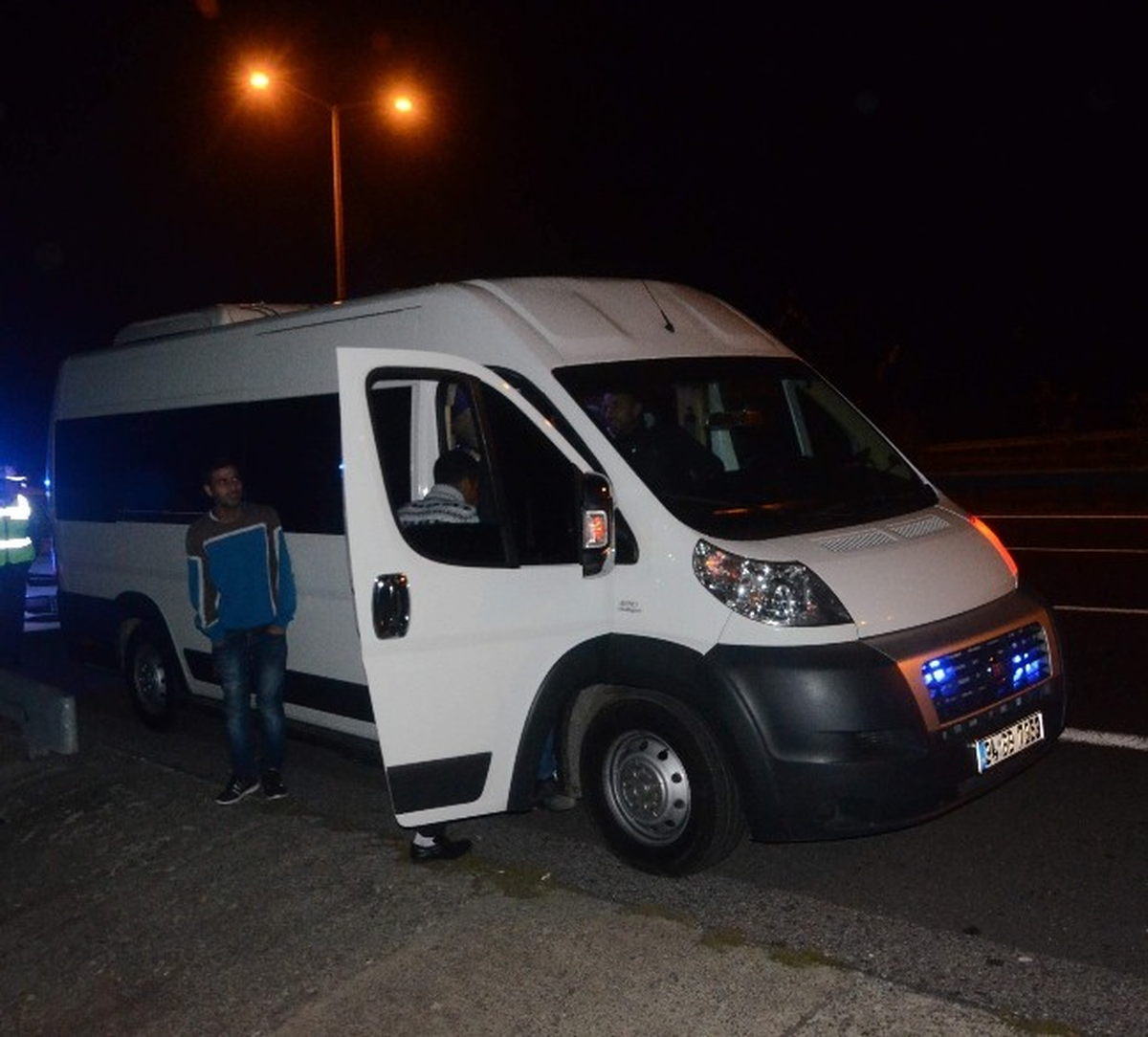 Polis Çakarlı Minibüsün İçinden 28 Kaçak Çıktı
