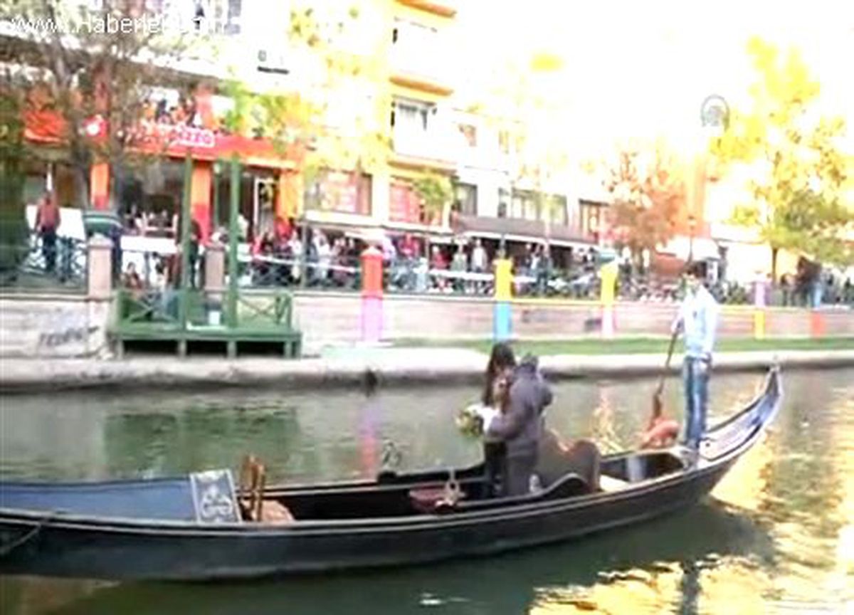 Porsuk Çayı\'nda pankartlı evlenme teklifi
