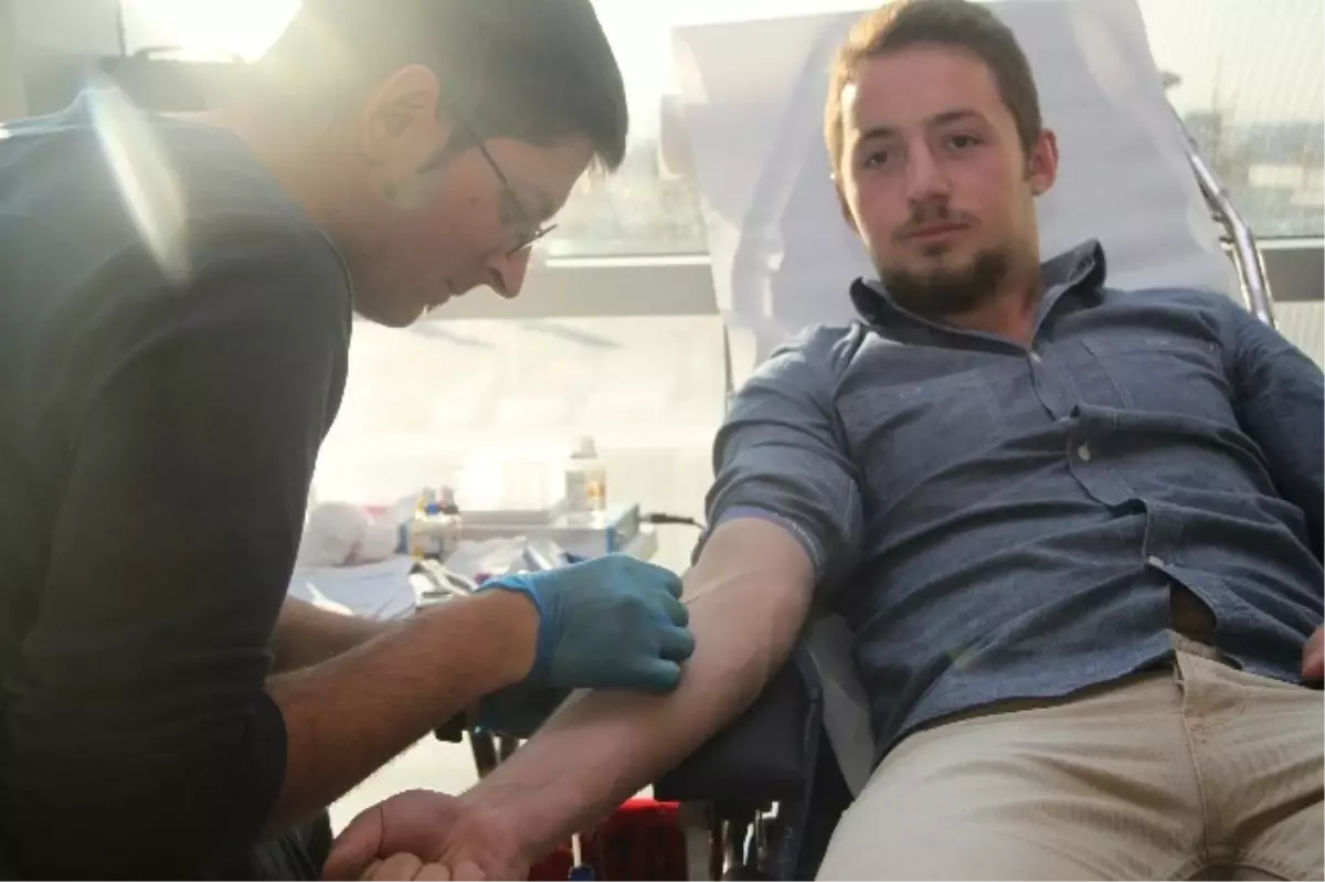 Rektör Mat\'tan Kan Bağışı Kampanyasına Destek