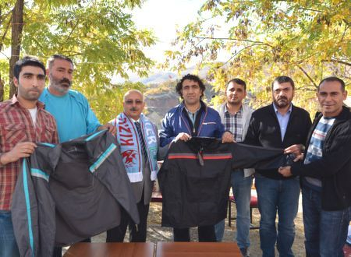 Şimşek\'ten, Dersimspor Taraftarlarına Yağmurluk