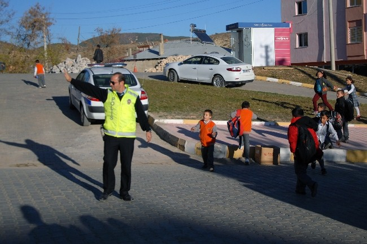 Şiran\'da Öğrencilerin Elinden Trafik Polisi Tuttu