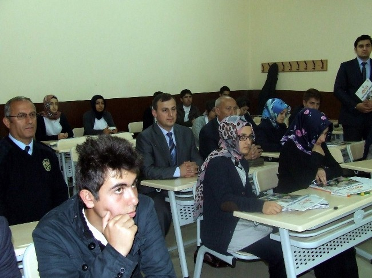 Suşehri\'nde 100 Öğrenci Ücretsiz Dershane Eğitimine Başladı