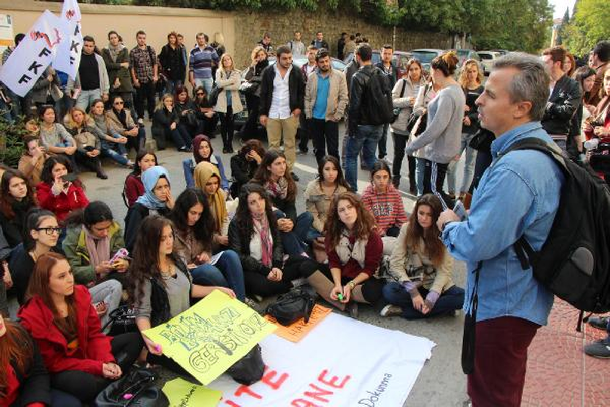 Öğrenciler İşten Çıkarılan Hocalarıyla Sokakta Ders Yaptı