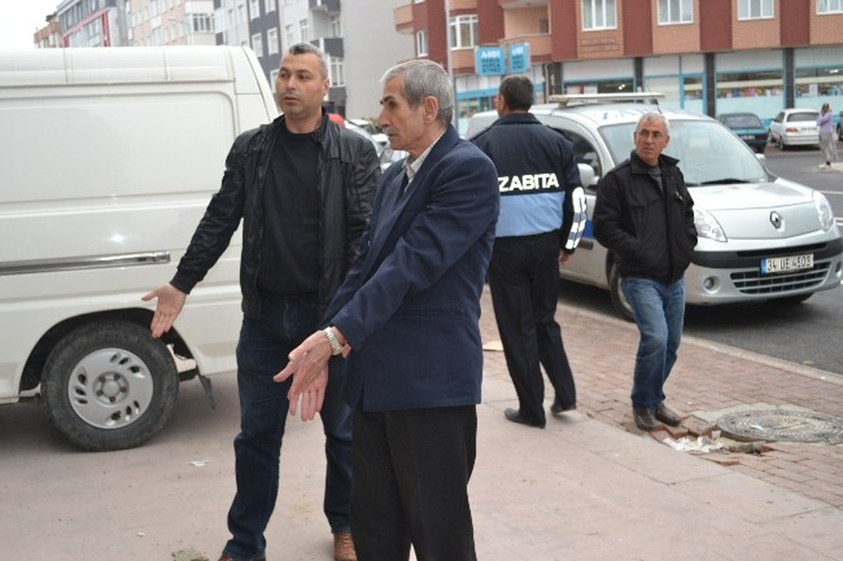 Zabıta, \'Durak Yeri\' Kavgasını Tatlıya Bağladı