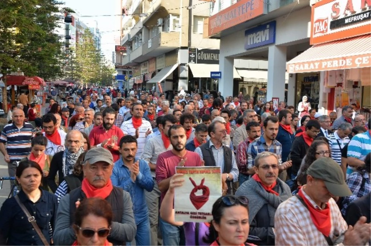 Antalya\'da Kırmızı Fularlı Eylem