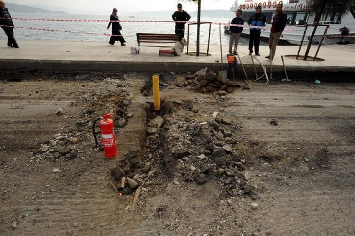 Asfaltçılar Elektiriği,elektrik Tamircileri Doğalgaz Hattını Patlattı