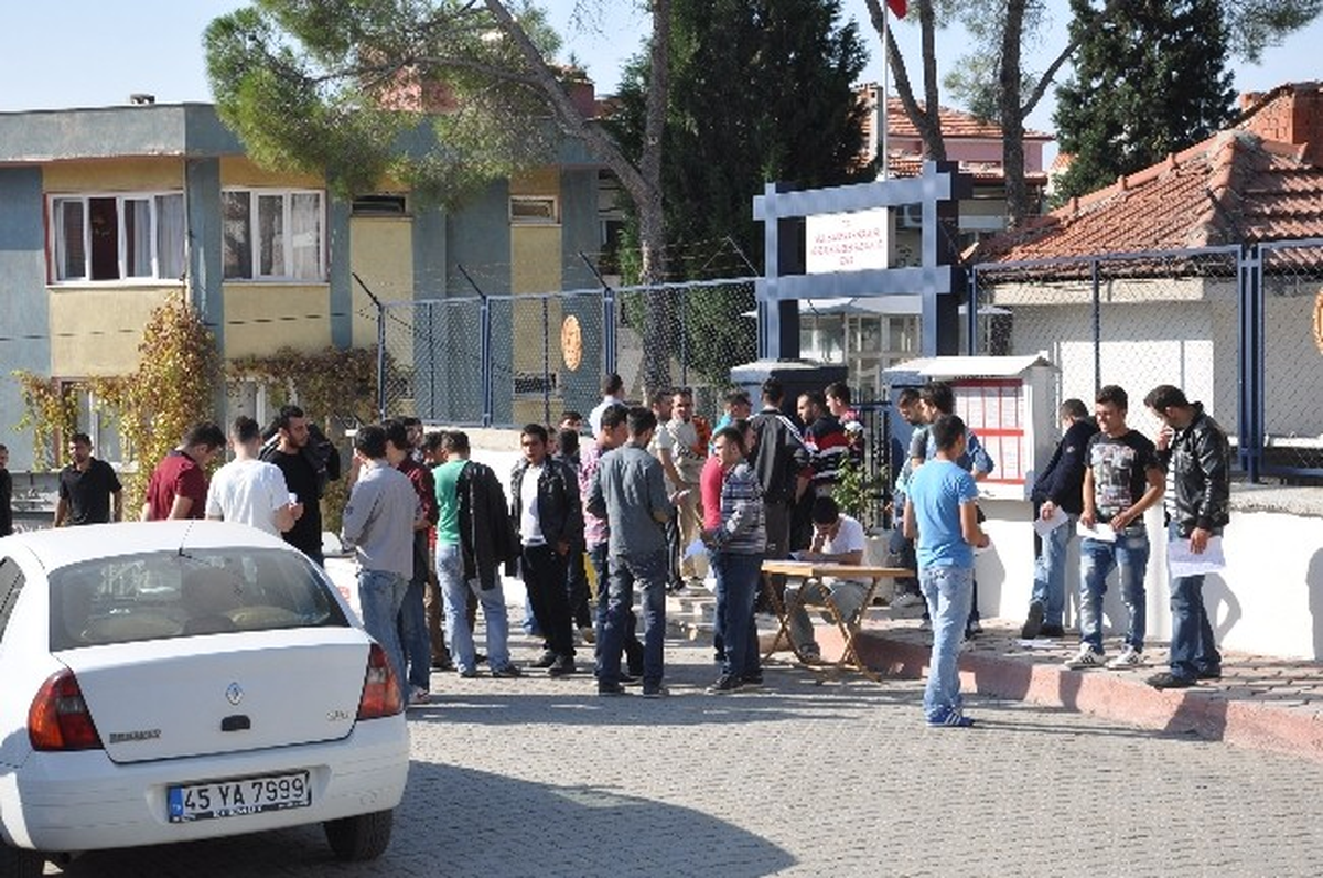 Askerlik Süresi Kısaldı, Şube Önlerinde Kuyruklar Uzadı