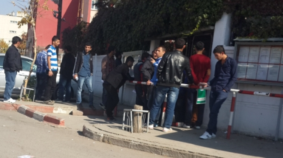 Askerlik Şubesi Önünde Yoğunluk