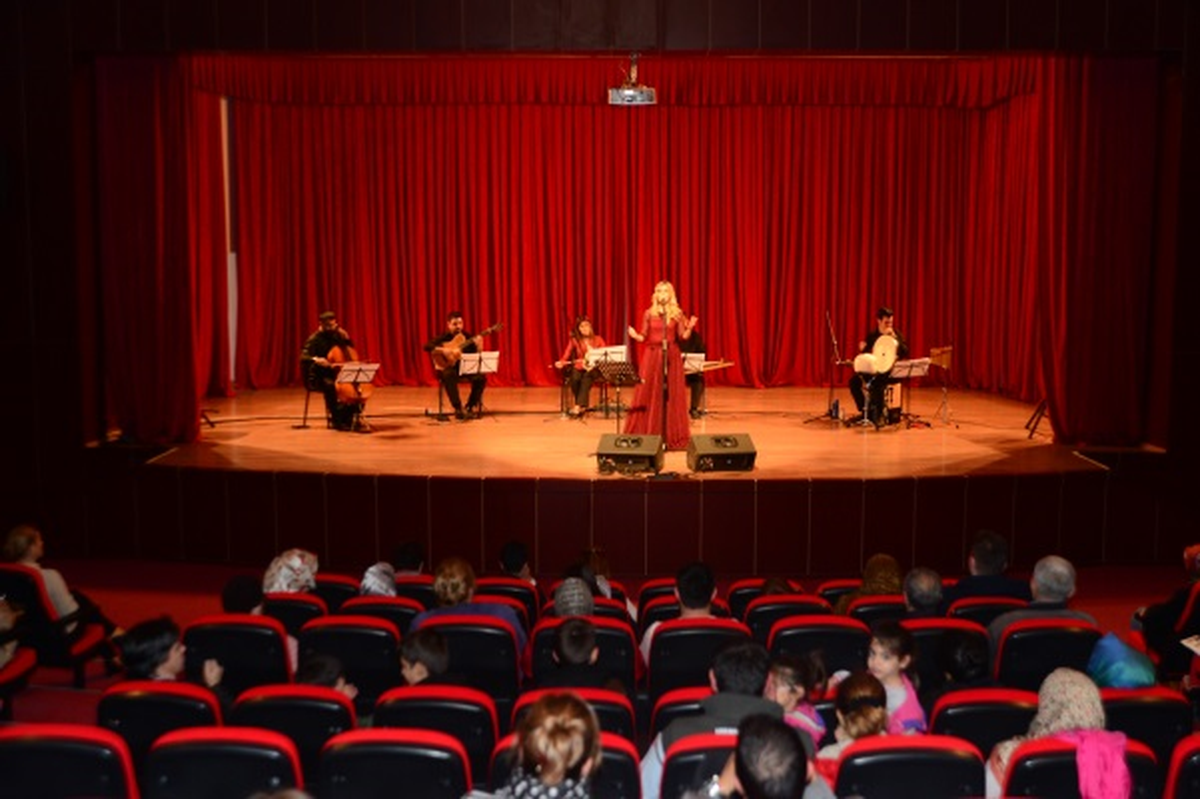 Aslıhan Erkişi, Gürpınar\'da Vatandaşla Buluştu