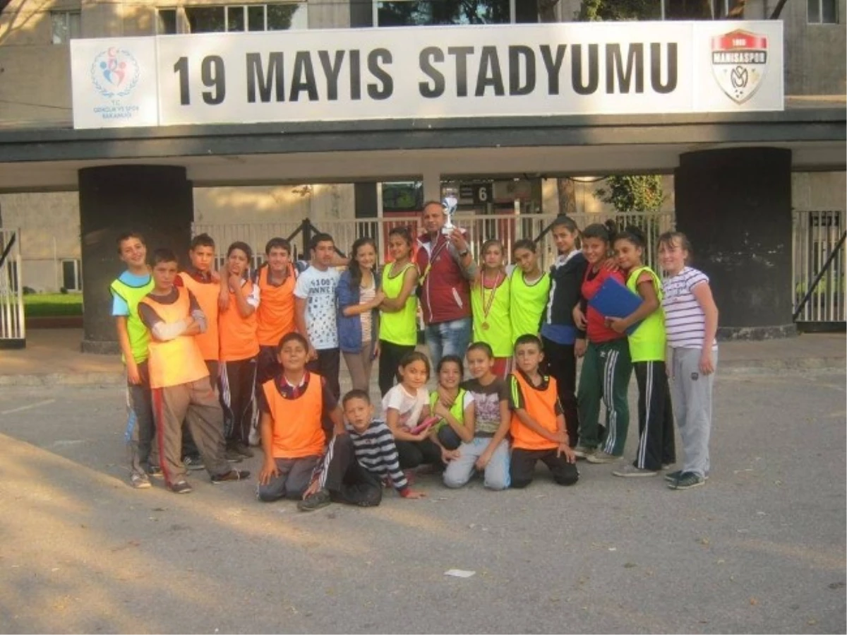 Atletizm Müsabakalarında Osman Akça Rüzgarı