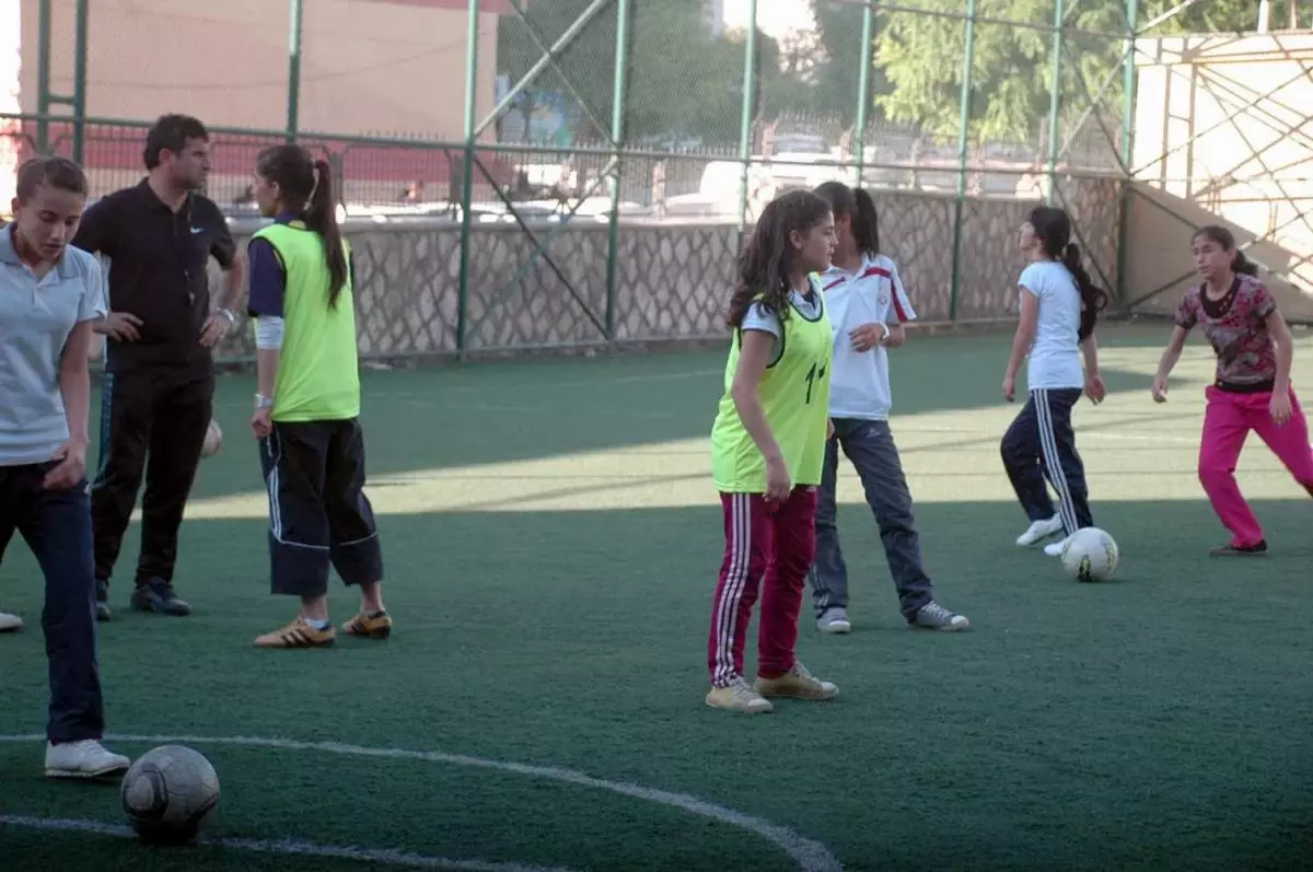 Bayan Futbol Takımı İlk Resmi Maçına Çıkıyor