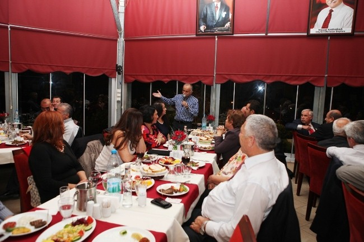 Bayraklı\'da Müdürler Muhtarlar Yemekte Buluştu