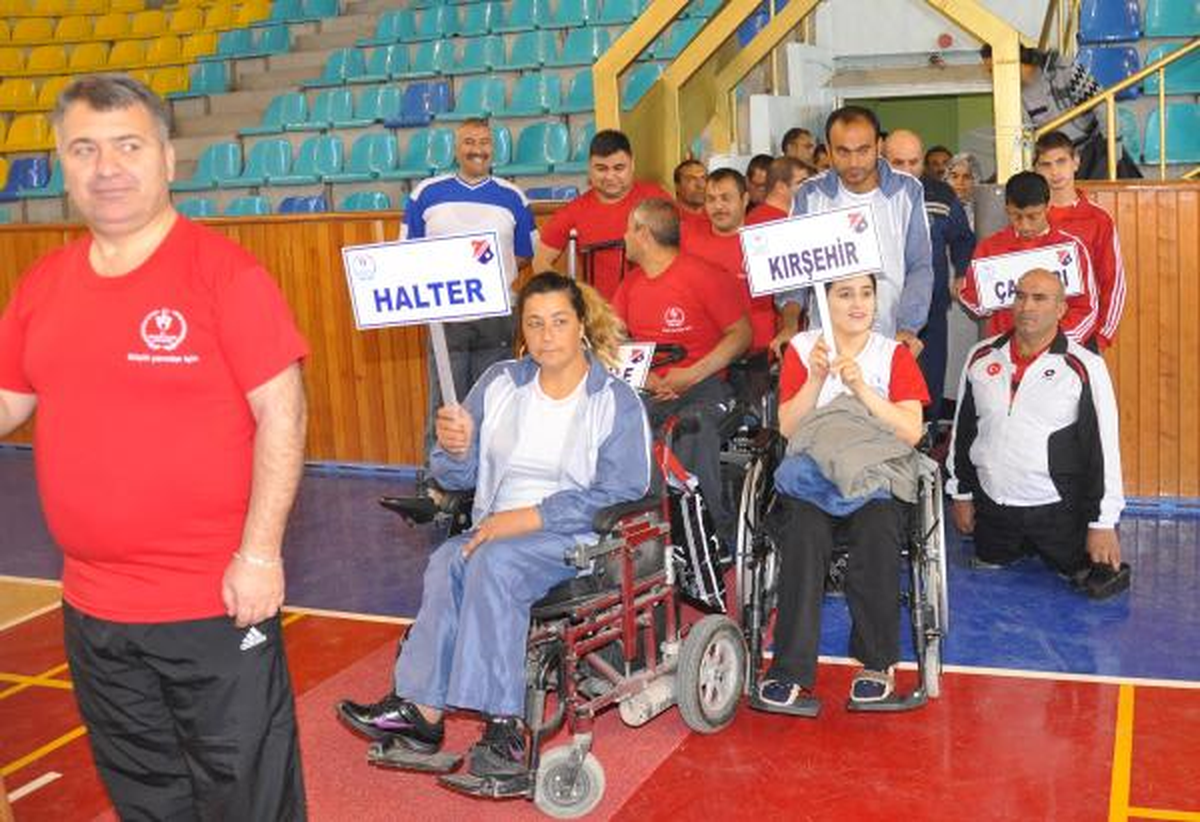 Bedensel Engelli Halterde Altın İçin Kaldırdı