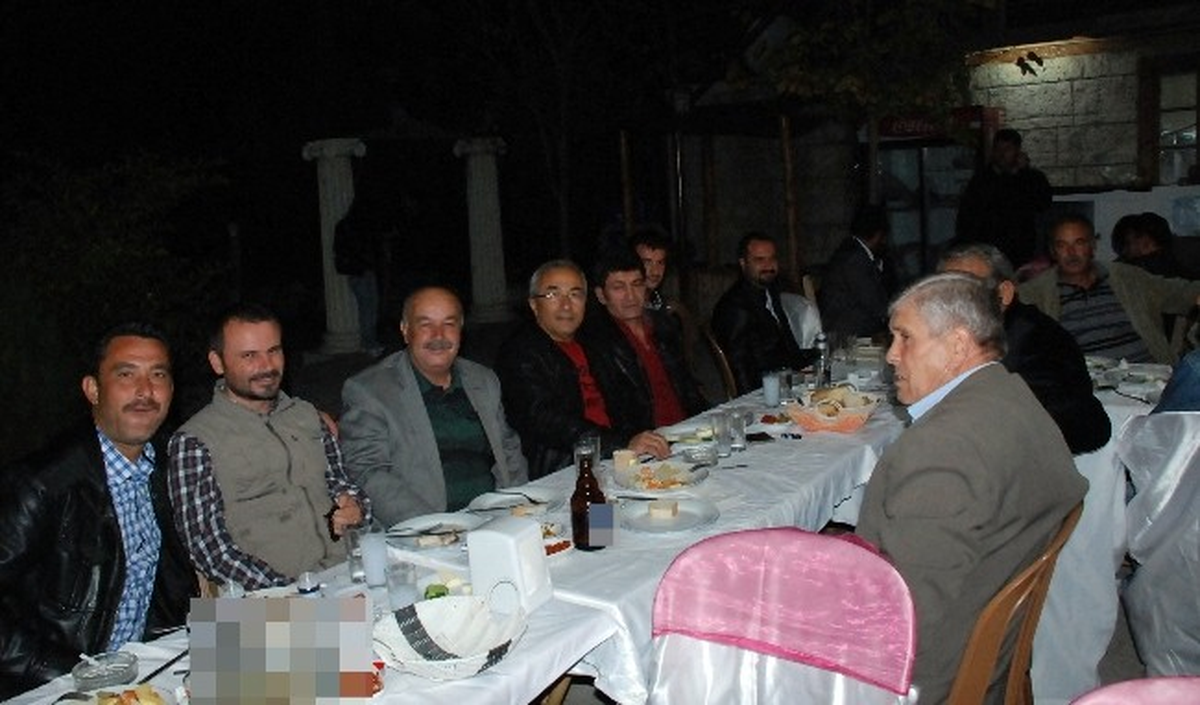 Didim\'de Kent Meydanında Çalışan İşçiler Yorgunluk Attı