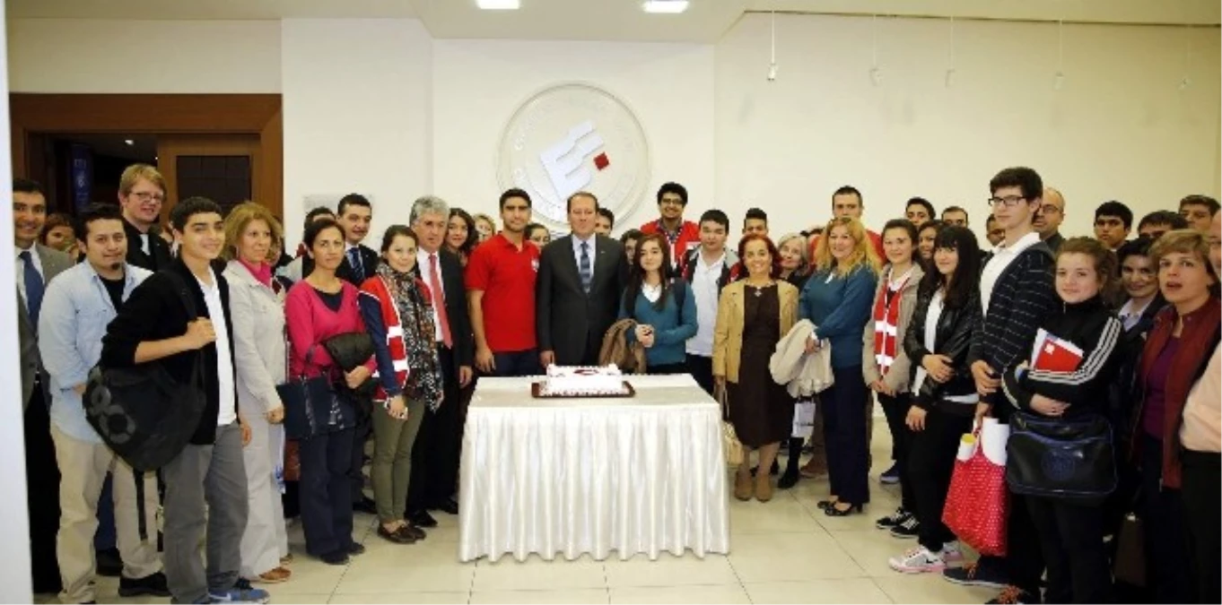 Eskişehir Kızılay Gençlik Kolları\'ndan Başkan Karacan\'a Ziyaret