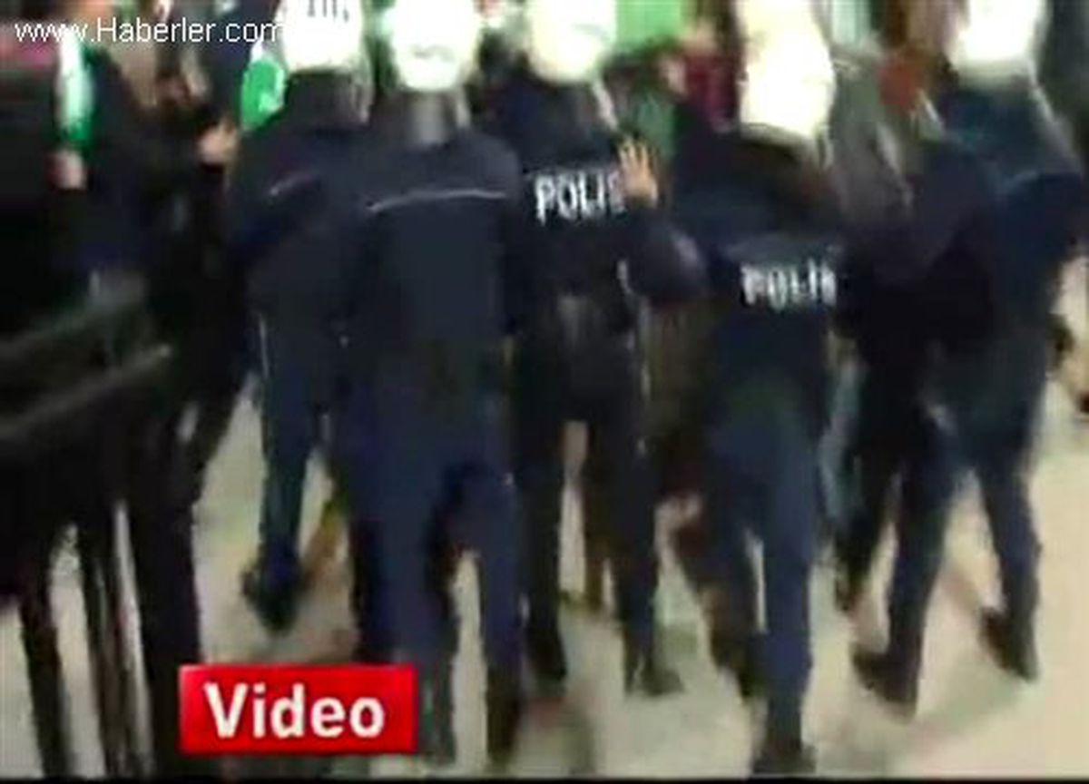 Fenerbahçe\'nin Otobüsünü Taşladılar