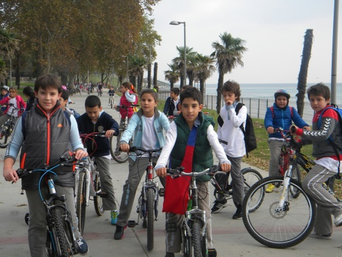 İSTEK\'li Öğrencilerden Trafik Yoğunluğuna Bisikletli Çözüm