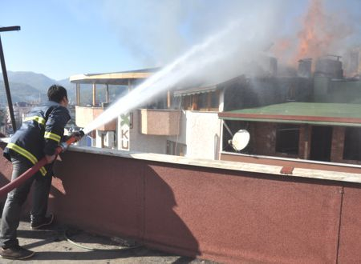 İtfaiye Merdiveni Çatıya Yetişmeyince Yangın Güçlükle Söndürüldü