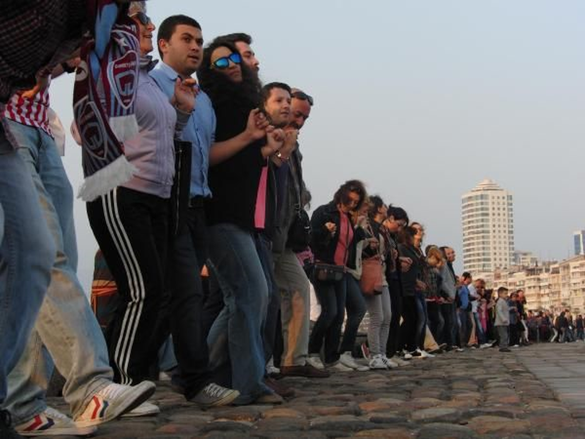 İzmir\'de Yaşayan Karadenizliler Rekor İçin Horon Tepti