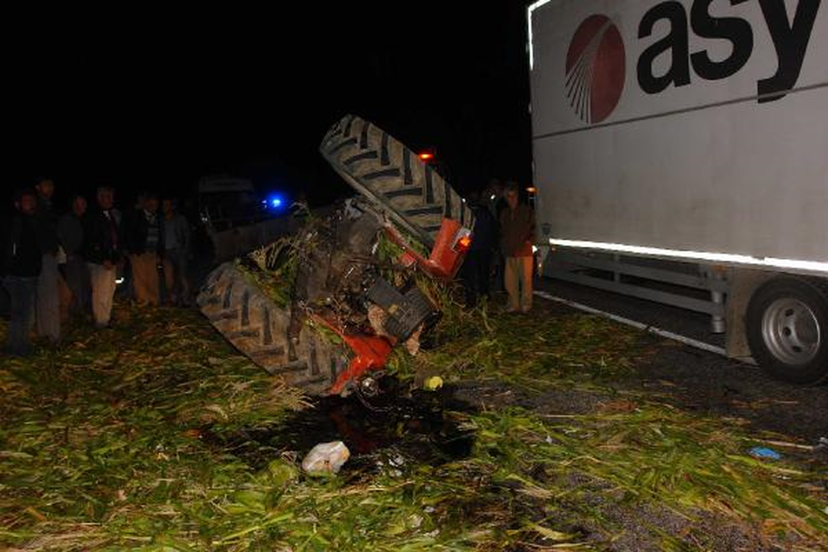 Kamyon Traktöre Arkadan Çarptı: 2 Ölü
