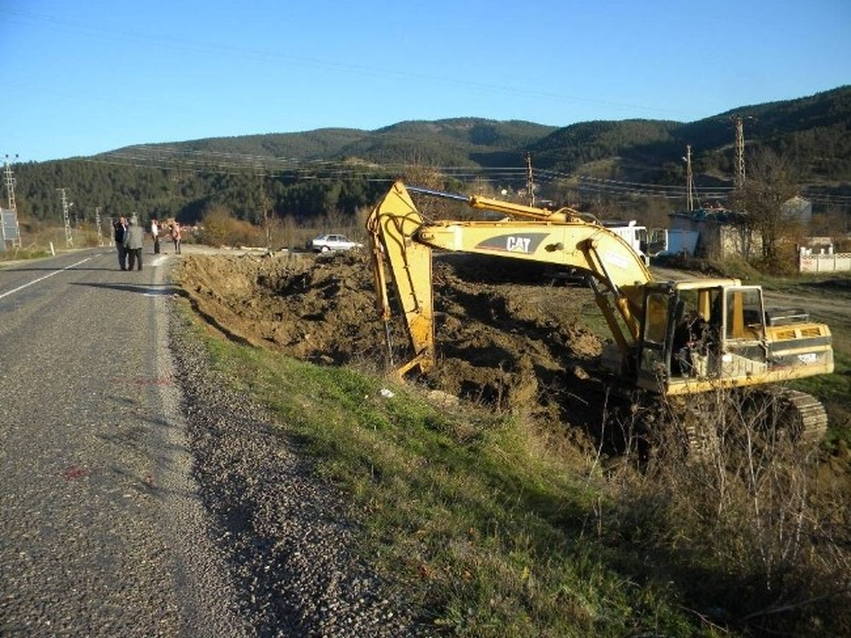 Karayolları İstinat Duvarı ve Yaya Yolu Yapıyor