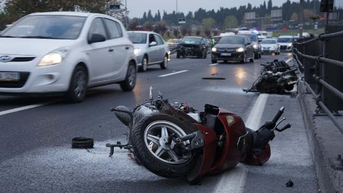 Kaza Yapan Aracın Motoru Yola Fırladı