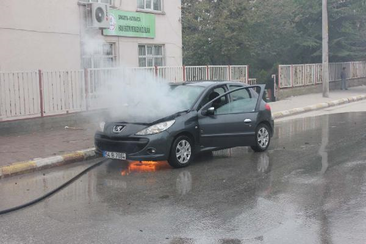 Lpg\'li Otomobili Tamamen Yanmaktan Son Anda Kurtardılar