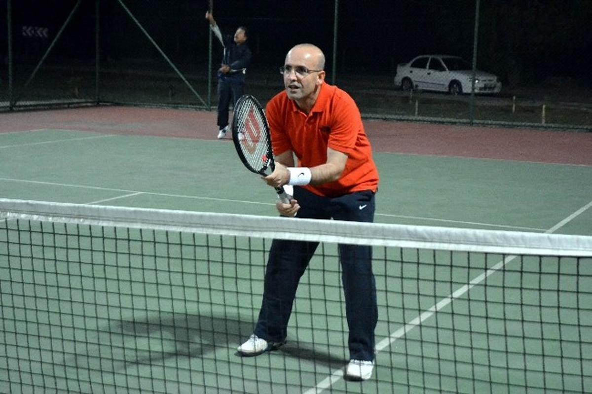 Maliye Bakanı Şimşek, Tenis Maçı Yaparak Günün Stresini Attı