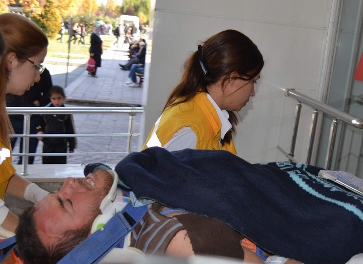 Minareden Düşen Usta Yaralandı