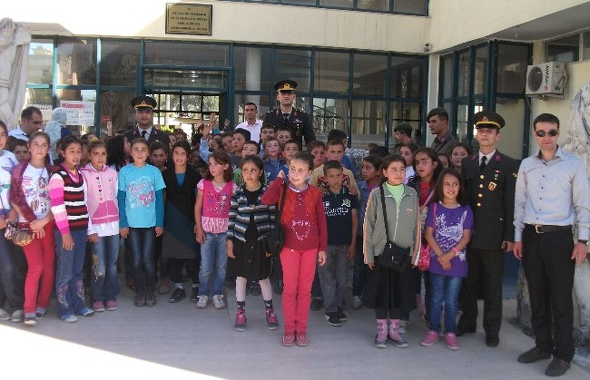 Minikler, Jandarma ile Eğlendi