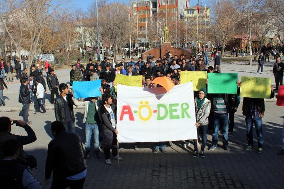 Öğrencilerin \'Rektör Bizi Kampüse Götür\' Sloganlı Eylemi