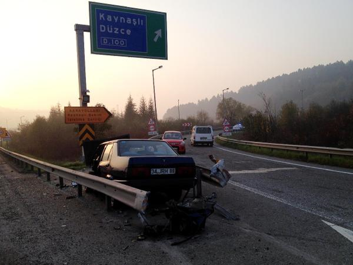 Otomobil Bariyere Çarptı: 4 Yaralı