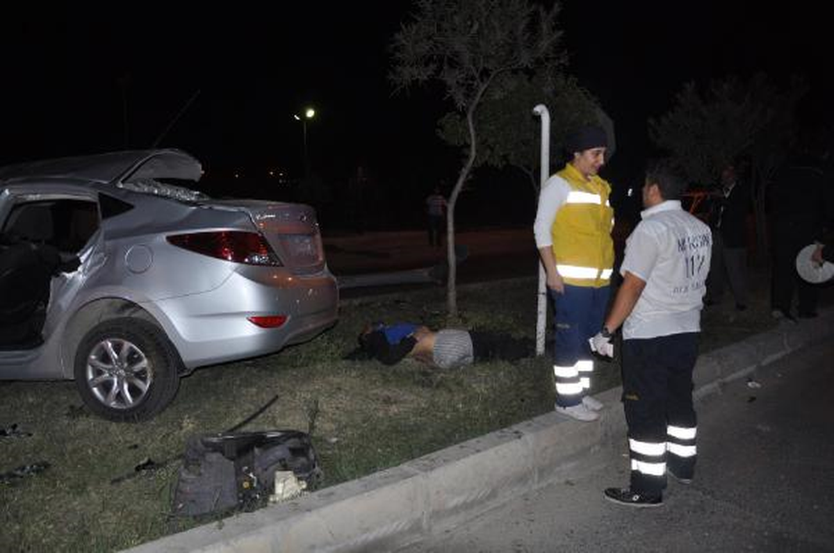 Otomobil, Hemzemin Geçidin Bariyerine Çarptı: 1 Ölü, 4 Yaralı