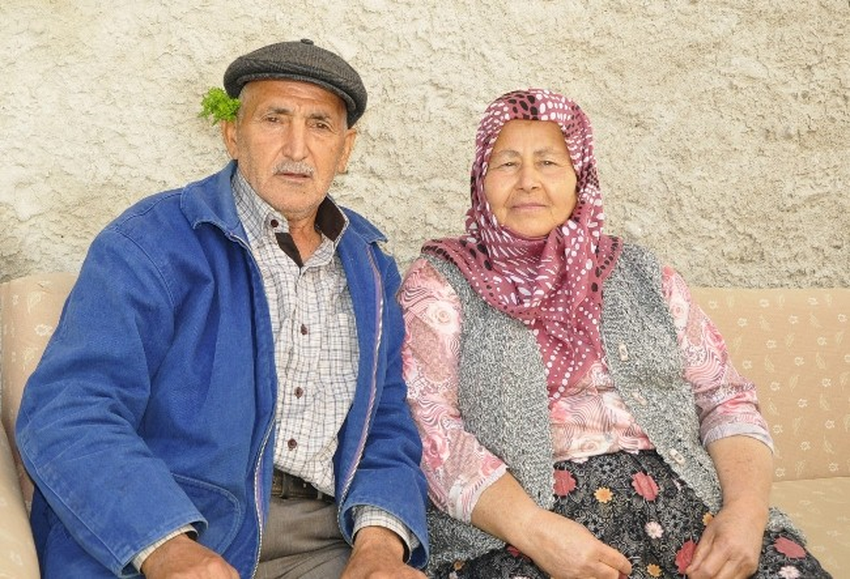 (Özel Haber) 53 Yıldır Kulağının Arkasında Çiçek Taşıyor