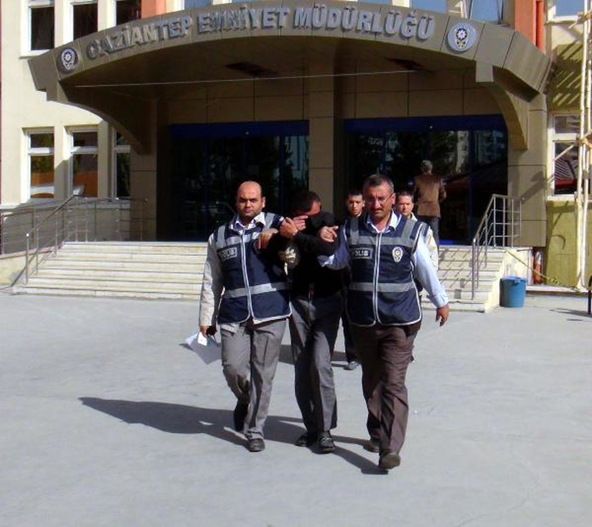Paralarını Çalıp Aracıyla Kaçtılar