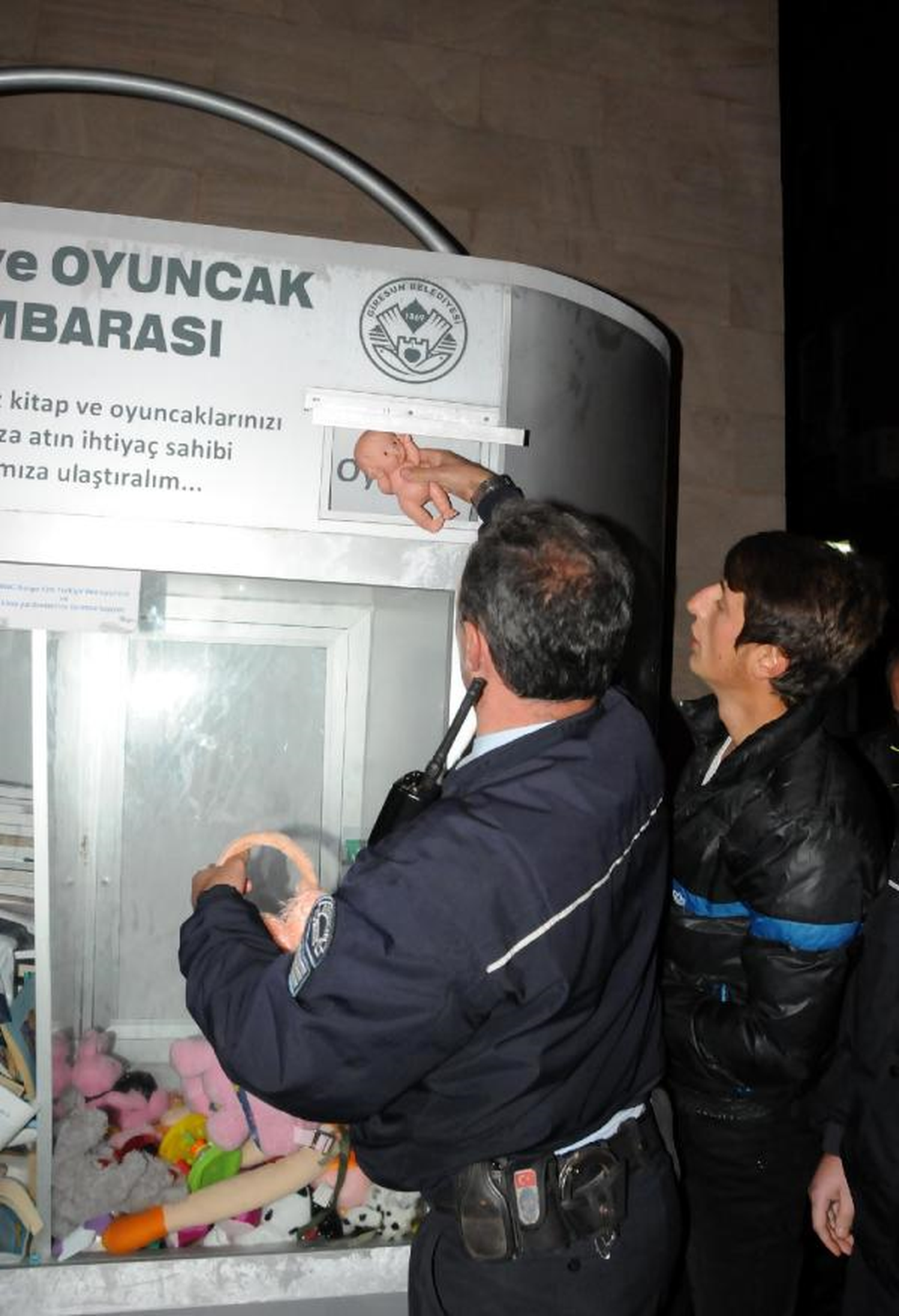 Polisi Alarma Geçiren Çantadan Oyuncak Çıktı