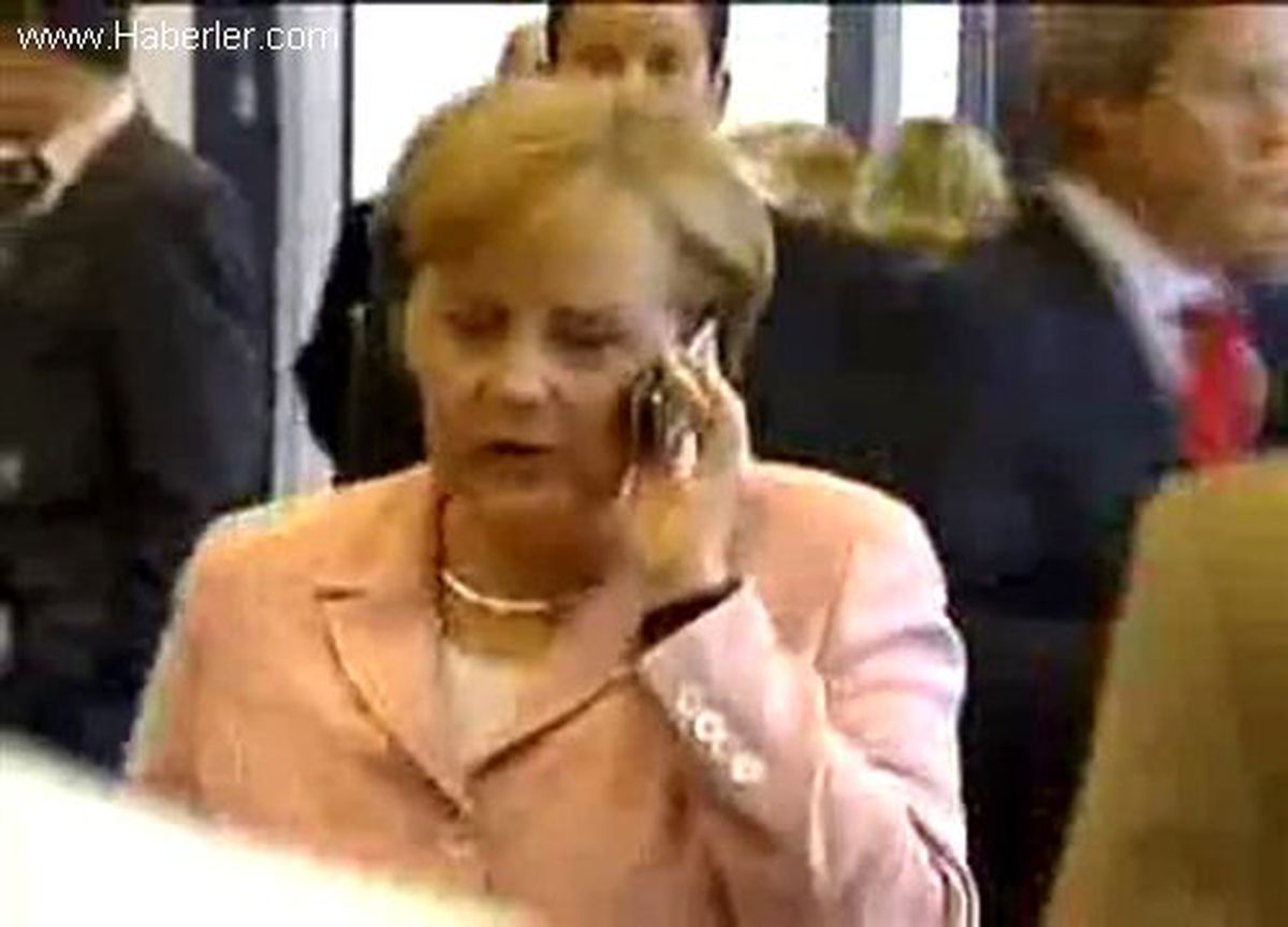 Rusya\'ya Kaçan Snowden, Merkel\'in Dinlenme Skandalına Yardım Önerisi