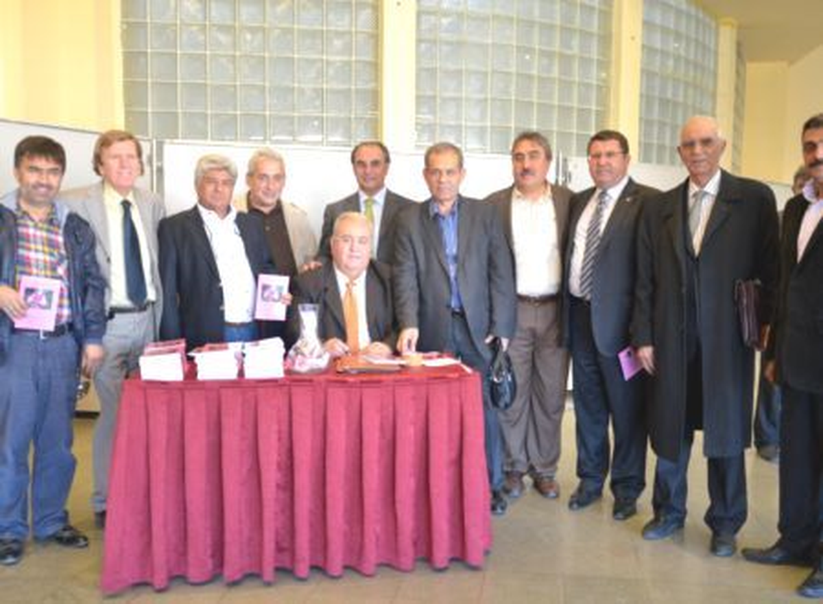 Şair Akın, Yeni Kitabını Emirdağlılar Vakfı İçin İmzaladı