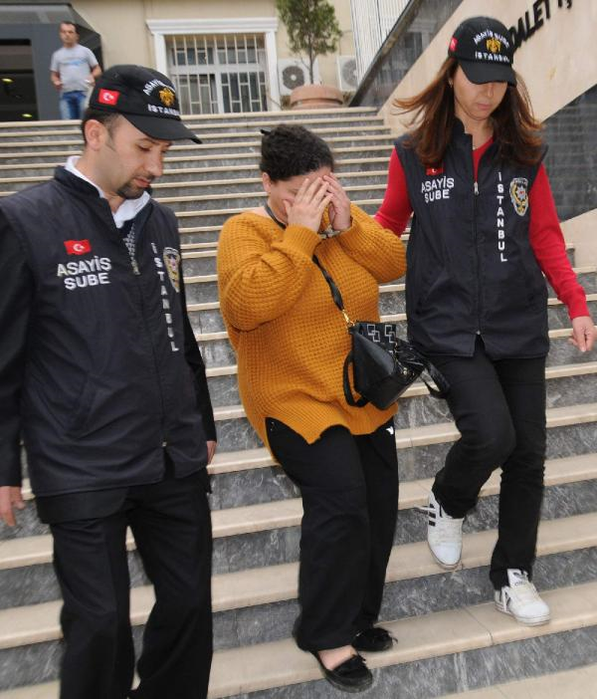 Silahlı Kadın Kuaförü Basıp Eski Erkek Arkadaşını Öldürdü