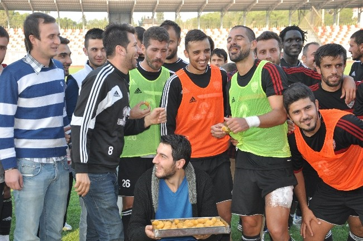 Siyah İnciler\'den Somaspor\'a Tatlı İkramı